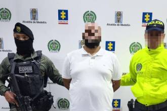 Durante el operativo fueron incautadas varias armas y celulares. FOTO: POLICÍA