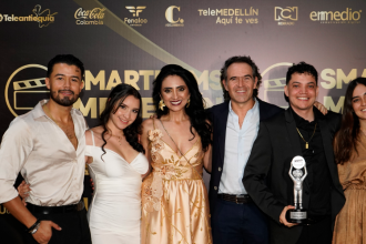 La actriz Yesenia Valencia y el alcalde Federico Gutiérrez, con los ganadores de la noche. /FOTO: CORTESÍA