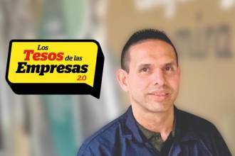 Carlos Alberto Quintero Sampedro posa con orgullo al frente de uno de los murales más representativos de esta compañía. FOTOS: JAIDER ESCOBAR