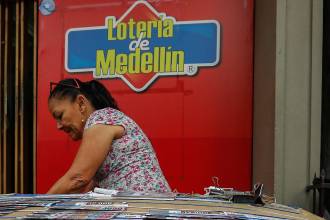 Venta de lotería en el centro de Medellín. FOTO: ARCHIVO - MANUEL SALDARRIAGA