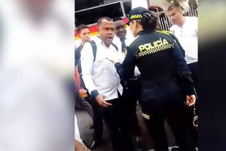 Usuarios en redes sociales lo catalogan como abuso de autoridad. FOTO: CAPTURA DE VIDEO REDES SOCIALES PRENSA PAISA