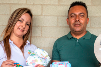 Paula Andrea Taborda y su esposo José Garzón exhiben orgullosos sus productos. /FOTO: CARLOS VELÁSQUEZ