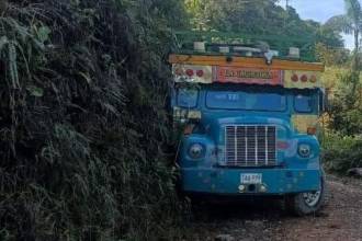 Algunos pasajeros saltaron del vehículo en movimiento. FOTO: FACEBOOK NOTICIAS DEL NORTE - SAN PEDRO DE LOS MILAGROS