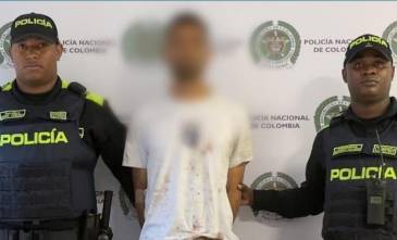 <span class="mln_uppercase_mln">El</span><b><span class="mln_uppercase_mln"> hombre tuvo que ser trasladado a un centro asistencial, pero ya está bajo custodia de las autoridades. FOTO: CORTESÍA POLICÍA METROPOLITANA </span></b>