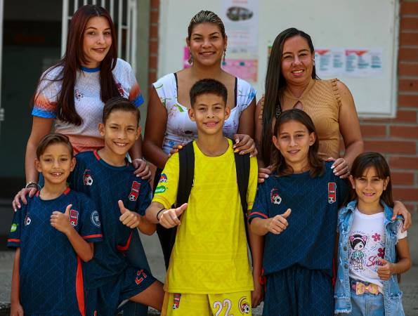 Natalia Fernández con Fabio y Adrián (izquierda); Iliana Pontón con Marco (centro); y Evelyn Hernández con Sebastián y su hija menor (derecha). /FOTO: MANUEL SALDARRIAGA