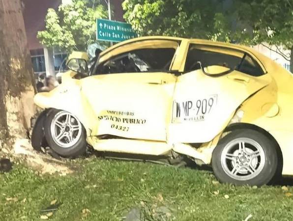 Así quedó el vehículo contra el árbol. /FOTO: CORTESÍA