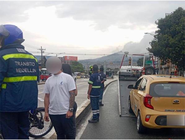El vehículo del infractor es inmovilizado por la secretaría de Movilidad en la avenida Ferrocarril. FOTO: SECRETARÍA DE MOVILIDAD.