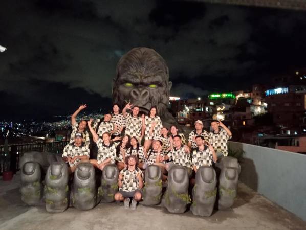 Aquí aparece Stiven Álvarez con su equipo de trabajo. /FOTO: CORTESÍA