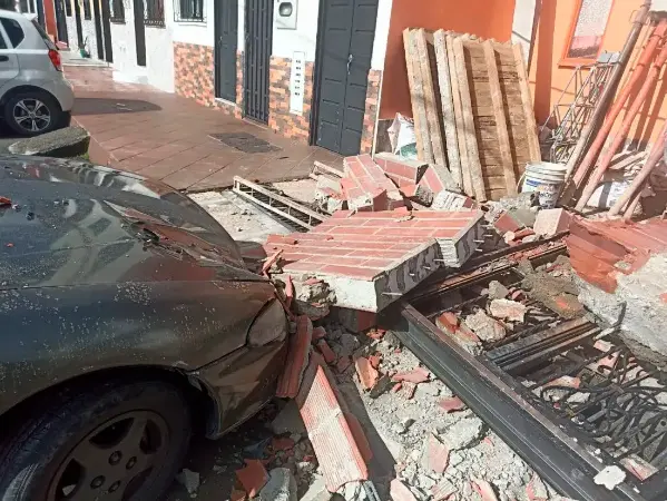 Un carro parqueado a las afueras también hace parte de los daños materiales. /FOTO: Mi Oriente