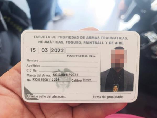 Esta fue la tarjeta de propiedad del arma que llevaba el hombre. FOTO: CORTESÍA DENUNCIAS ANTIOQUIA
