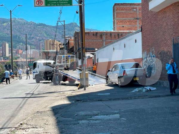 El vehículo fue retirado del lugar en grúa. /FOTO: SINDY VALLE