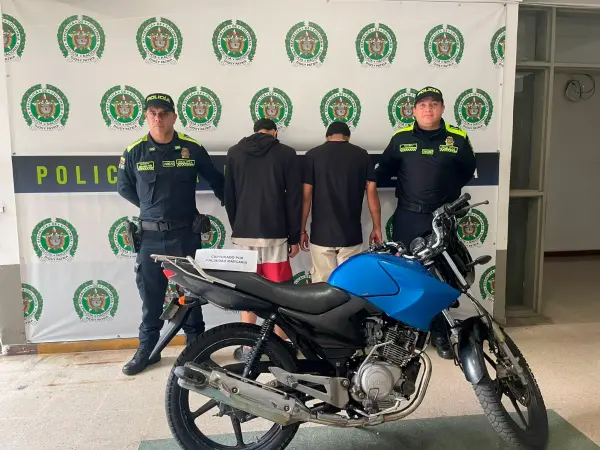 Los capturados con la moto que tenía irregularidades en la matrícula. /FOTO: POLICÍA NACIONAL