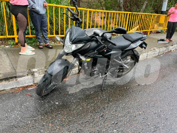 En esta moto llegó Jhonatan Alberto al lugar en el que fue asesinada. /FOTO: ANDRÉS FELIPE OSORIO GARCÍA