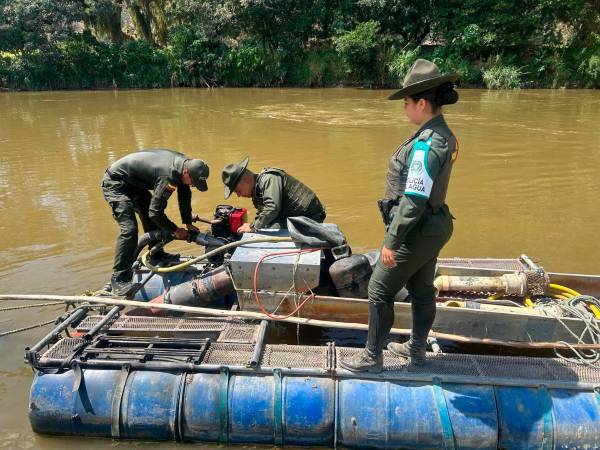 EN FOTOS: Los pillaron sacando oro del río en Barbosa y los capturaron