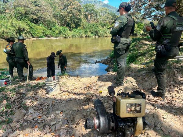 EN FOTOS: Los pillaron sacando oro del río en Barbosa y los capturaron