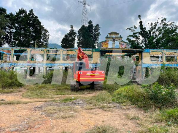 En cuestión de minutos el antiguo orfanato quedó hecho escombros. /FOTO: ANDRÉS FELIPE OSORIO GARCÍA