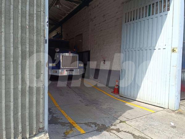 Delante de ese carro fue donde los compañeros traslaron a Fredy para ser atendido por personal médico del Cuerpo de Bomberos. /FOTO: CRISTIAN VÁSQUEZ