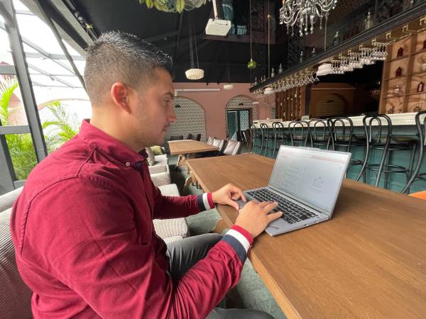 Gustavo lleva 23 años en Dislicores. FOTO: JAIDER ESCOBAR