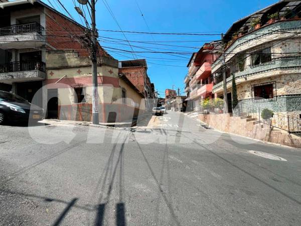 Este es el cruce de la carrera 32 con la calle 35A del barrio Loreto. En esta esquina cayó muerta Astrid Saray. /FOTO: ANDRÉS FELIPE OSORIO GARCÍA