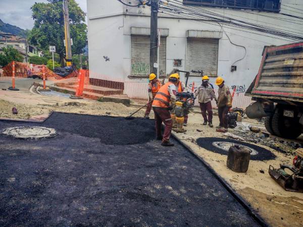 Proceso de pavimentación del hueco. FOTO: CORTESÍA EPM