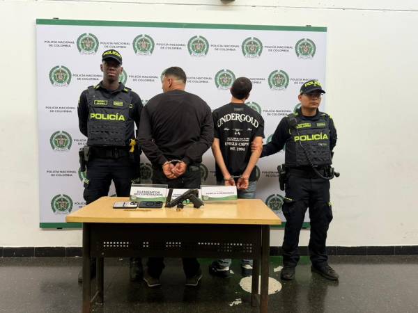 Capturados implicados en hurto en Laureles. FOTO: POLICÍA METROPOLITANA VALLE DE ABURRÁ
