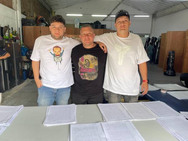 Los hermanos Alexánder (izq.), Renso (centro) y Nicolás (der.) son apodados dentro de la orquesta como ‘los Victorinos’ y son los responsables de que todo esté al pelo cuando llegue el concierto. FOTO: JAIDER ESCOBAR