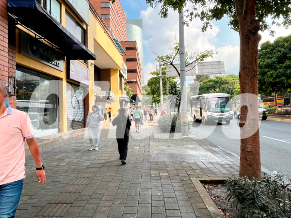 Las autoridades encontraron sangre a la salida del centro comercial Oriental. /FOTO: ANDRÉS FELIPE OSORIO GARCÍA