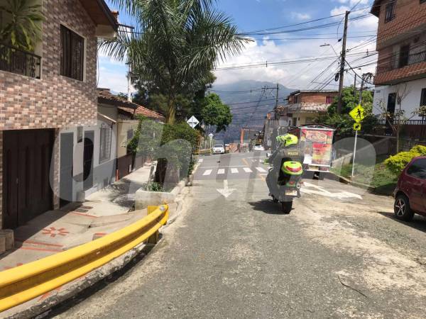 Sobre esta vía fue donde el motociclista dejó a Andrés Mauricio para que fuera llevado al hospital. /FOTO: LAURA ROSA JIMÉNEZ VALENCIA