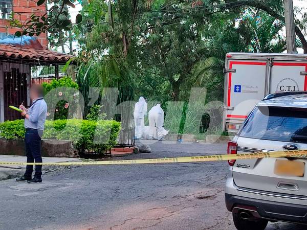 Agentes del CTI de la Fiscalía se encargaron de la inspección del cadáver hallado en una caja de cartón. /FOTO: ANDRÉS GARCÍA HERNÁNDEZ