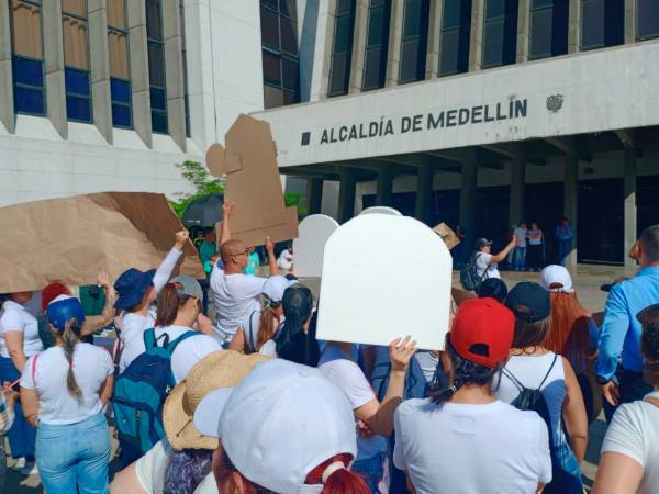 La protesta comenzó en el Hospital General, y tras un recorrido por varias vías principales llegó a La Alpujarra. / FOTO: MANUEL SALDARRIAGA.