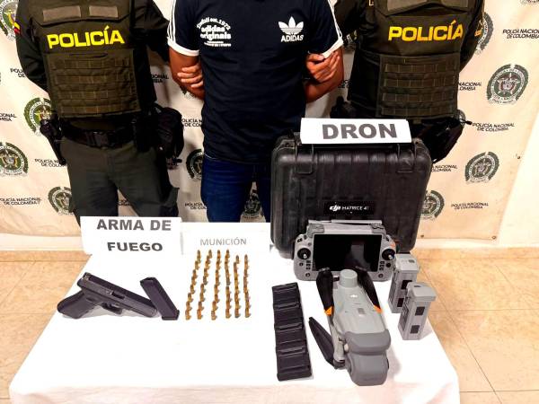 Los elementos encontrados durante la revisión al capturado. FOTO: POLICÍA ANTIOQUIA