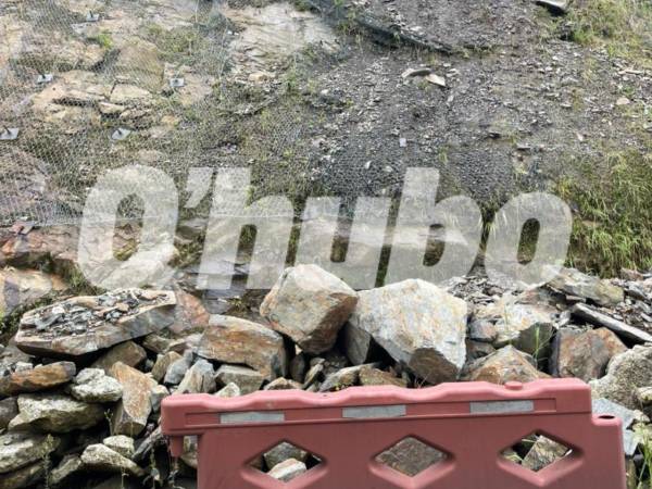 Algunas de las piedras que han caído en el lugar. FOTO: SINDY VALLE