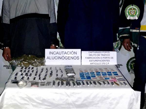 Elementos y droga incautada en el momento de allanamiento. FOTO: CORTESÍA DEPARTAMENTO DE POLICÍA ANTIOQUIA