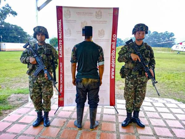 Alias Estiven, presunto disidente que se entregó voluntariamente. FOTO: CORTESÍA EJÉRCITO NACIONAL