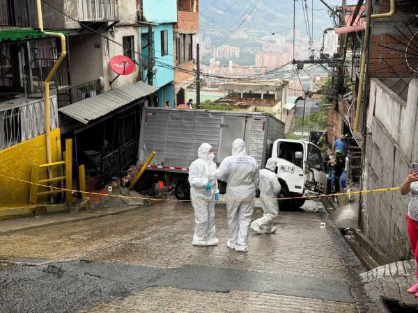 Levantamiento del cuerpo del menor e inspección del siniestro por parte de las autoridades. FOTO: CORTESÍA SECRETARÍA DE MOVILIDAD DE MEDELLÍN