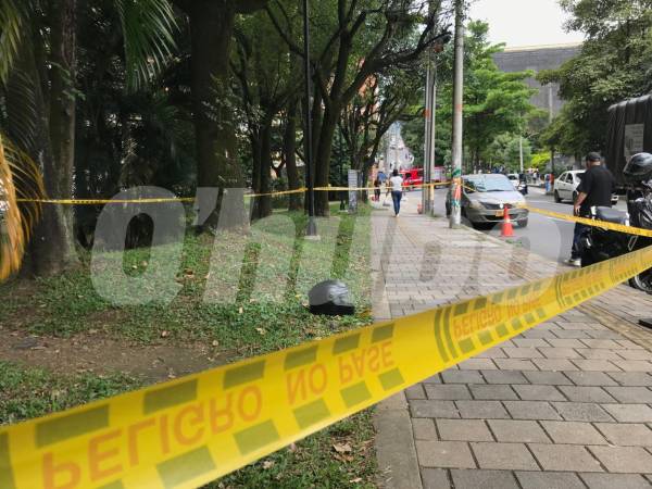 Este es el casco que se le cayó a uno de los implicados en el homicidio. No lo llevaba bien abrochado cuando se salió del lugar. FOTO: LAURA ROSA JIMÉNEZ VALENCIA