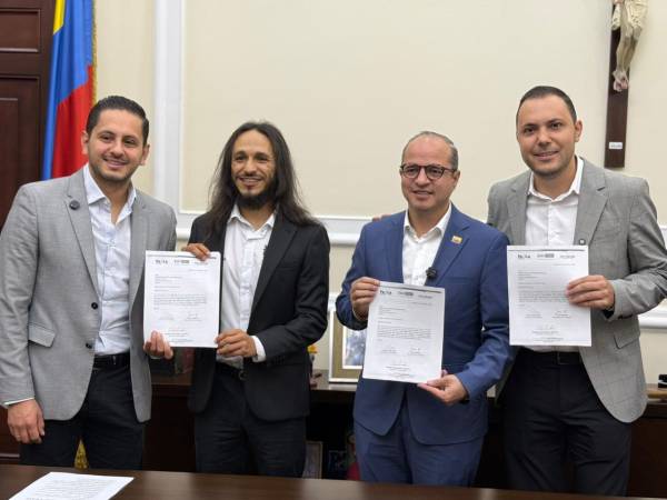 La propuesta llegó a Bogotá con el respaldo del representante Juan Fernando Espinal y los senadores Paola Holguín y Esteban Quintero. FOTO: JORGE MARIO CADAVID 