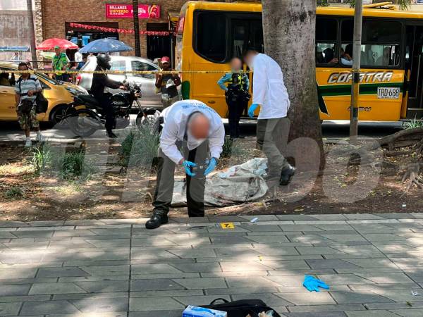 Los investigadores recolectaron varias pruebas halladas en el lugar para esclarecer el homicidio. /FOTO: ANDRÉS FELIPE OSORIO GARCÍA