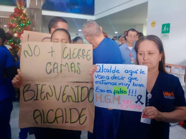 Peticiones de los empleados del Hospital General al alcalde Federico Gutiérrez. /FOTO: MANUEL SALDARRIAGA. 