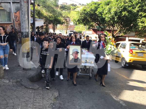 Familiares y amigos acompañaron a Alexánder hasta su última morada. FOTO: LAURA ROSA JIMÉNEZ VALENCIA