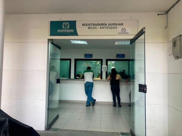 En toda la entrada, al lado derecho, encontrará la ventanilla de la Registraduría. 