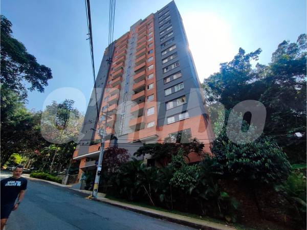 El extranjero murió al caer del piso 11 de este edificio, ubicado en El Poblado, en la madrugada del 14 de enero. /FOTO: ANDRÉS GARCÍA HERNÁNDEZ