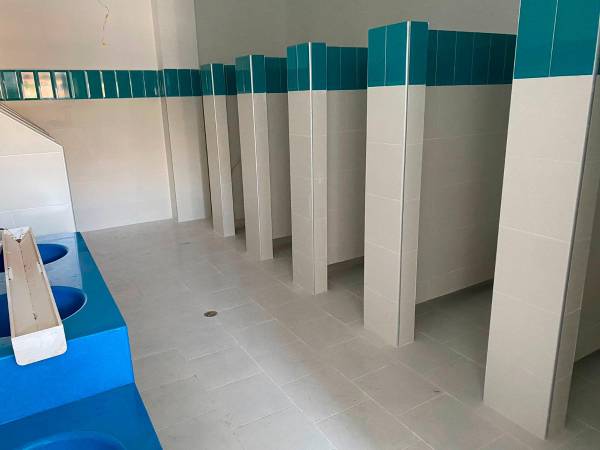 Baños sin terminar en la Institución Educativa José María Bravo Márquez ubicada en Manrique. /FOTO: SINDY VALLE 