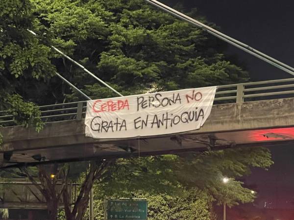 Puente peatonal con uno de los mensajes. FOTO: DENUNCIAS ANTIOQUIA