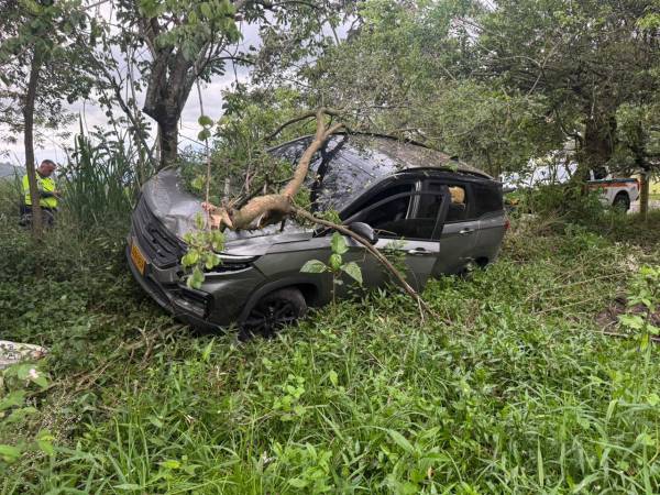 Así quedó le carro tras el choque. FOTO: CORTESÍA POLICÍA VALLE DEL CAUCA