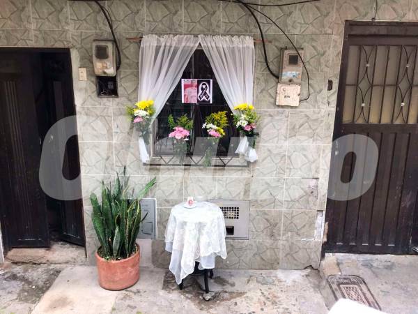 Este es el altar que hicieron familiares y amigos de Juan Fernando en el barrio. /FOTO: LAURA ROSA JIMÉNEZ VALENCIA