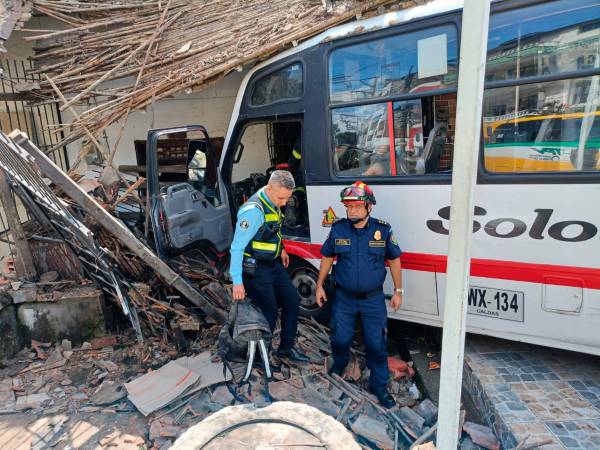 Así quedó la estructura contra la que chocó el bus. 