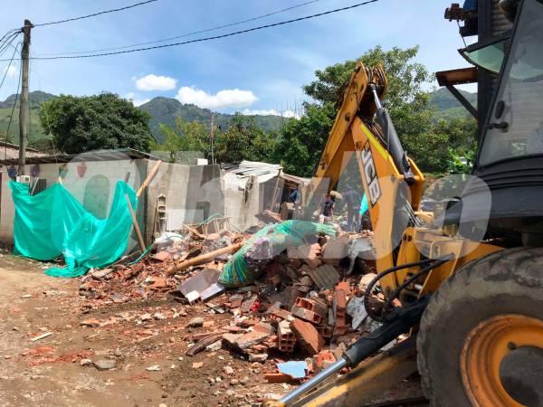 En la mañana del sábado avanzaban en la remosión de los escombros. /FOTO: LAURA ROSA JIMÉNEZ VALENCIA