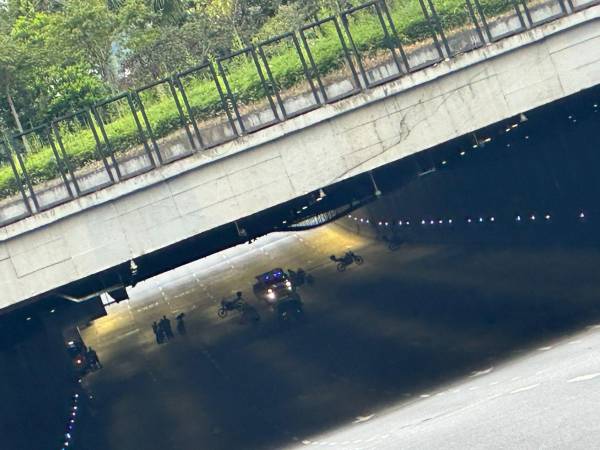 Levantamiento del cuerpo en el soterrado, sentido norte-sur. FOTO: TOMADO DE FACEBOOK PRENSA PAISA #LAORIGINAL