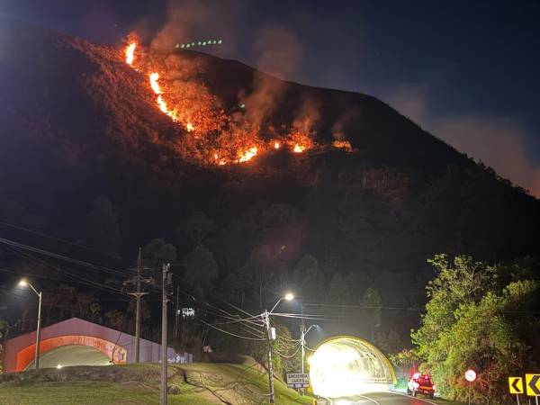Así se veía el incendio en la noche del viernes. FOTO: ALCALDÍA DE COPACABANA
